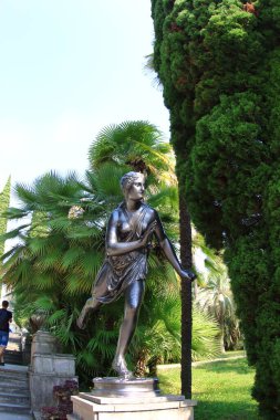 Sochi, Rusya - 13 Ekim 2021: Ağaç Parkındaki Olimpos heykelinin görüntüsü