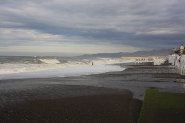 SOCHI, RUSSIA - 14 Ekim 2021: Soçi kentindeki Riviera plajında Karadeniz 'de Fırtına