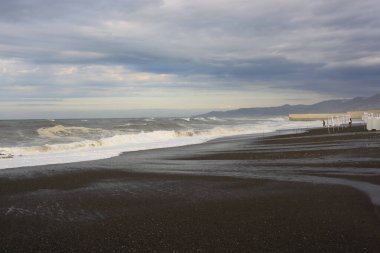 SOCHI, RUSSIA - 14 Ekim 2021: Soçi kentindeki Riviera plajında Karadeniz 'de Fırtına