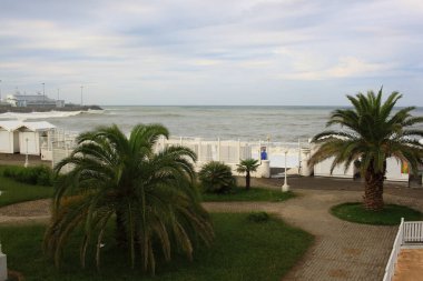SOCHI, RUSSIA - 14 Ekim 2021: Soçi kentindeki Riviera plajında Karadeniz 'de Fırtına