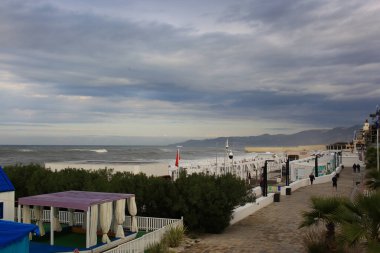 SOCHI, RUSSIA - 14 Ekim 2021: Soçi kentindeki Riviera plajında Karadeniz 'de Fırtına