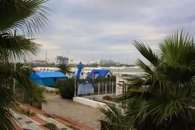 SOCHI, RUSSIA - 14 Ekim 2021: Soçi kentindeki Riviera plajında Karadeniz 'de Fırtına