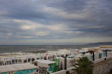 SOCHI, RUSSIA - 14 Ekim 2021: Soçi kentindeki Riviera plajında Karadeniz 'de Fırtına