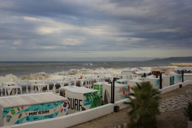 SOCHI, RUSSIA - 14 Ekim 2021: Soçi kentindeki Riviera plajında Karadeniz 'de Fırtına