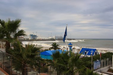 SOCHI, RUSSIA - 14 Ekim 2021: Soçi kentindeki Riviera plajında Karadeniz 'de Fırtına