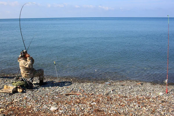 Sochi Rusia Octubre 2021 Pescador Playa Sochi Está Jugando Con —  Fotos de Stock