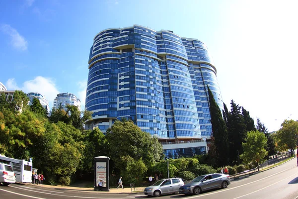 Soçi, Rusya - 12 Ekim 2021: Soçi şehir merkezindeki güzel binaların manzarası