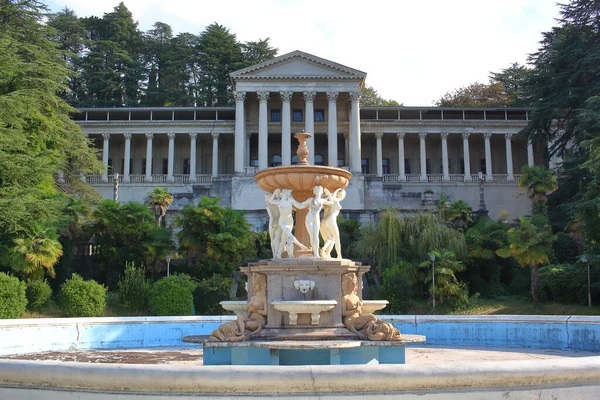 Soçi, Rusya - 13 Ekim 2021: Ordzhenikidze 'den sonra adlandırılan boş sanatoryumun üzerindeki çeşmenin manzarası