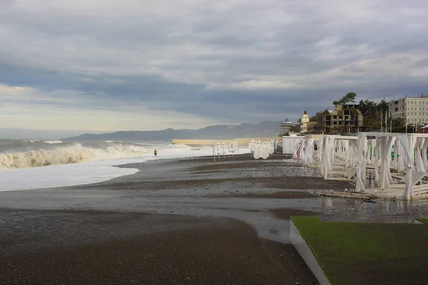 SOCHI, RUSSIA - 14 Ekim 2021: Soçi kentindeki Riviera plajında Karadeniz 'de Fırtına
