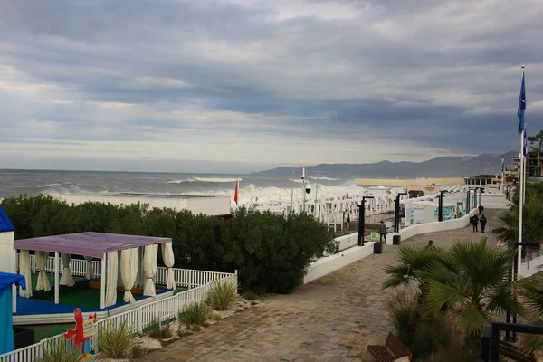 SOCHI, RUSSIA - 14 Ekim 2021: Soçi kentindeki Riviera plajında Karadeniz 'de Fırtına