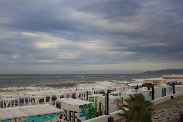 SOCHI, RUSSIA - 14 Ekim 2021: Soçi kentindeki Riviera plajında Karadeniz 'de Fırtına