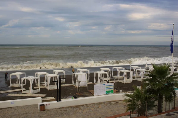 SOCHI, RUSSIA - 14 Ekim 2021: Soçi kentindeki Riviera plajında Karadeniz 'de Fırtına