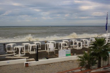 SOCHI, RUSSIA - 14 Ekim 2021: Soçi kentindeki Riviera plajında Karadeniz 'de Fırtına