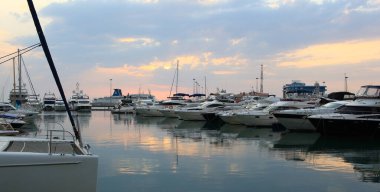 Soçi, Rusya - 15 Ekim 2021: Soçi limanındaki marina manzarası