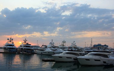 Soçi, Rusya - 15 Ekim 2021: Soçi limanındaki marina manzarası