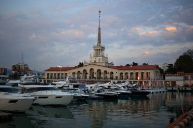 Soçi, Rusya - 15 Ekim 2021: Soçi limanındaki marina manzarası