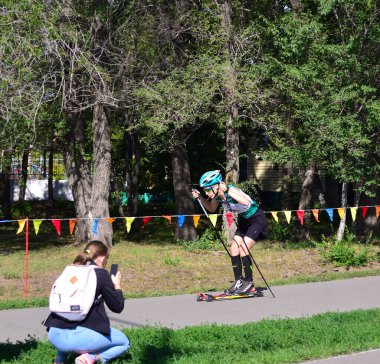 Omsk, Rusya - 4 Eylül 2021: Omsk kentindeki Sovyet Parkı 'nda yaz kayak yarışması Omsk Sprint