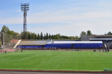 Omsk, Rusya - 4 Eylül 2021: Sovyet parkındaki Sibirya Petrol Stadyumu