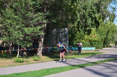 Omsk, Rusya - 4 Eylül 2021: Omsk kentindeki Sovyet Parkı 'nda yaz kayak yarışması Omsk Sprint