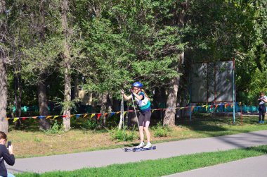 Omsk, Rusya - 4 Eylül 2021: Omsk kentindeki Sovyet Parkı 'nda yaz kayak yarışması Omsk Sprint