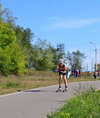 Omsk, Rusya - 4 Eylül 2021: Omsk kentindeki Sovyet Parkı 'nda yaz kayak yarışması Omsk Sprint