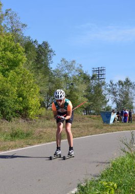 Omsk, Rusya - 4 Eylül 2021: Omsk kentindeki Sovyet Parkı 'nda yaz kayak yarışması Omsk Sprint