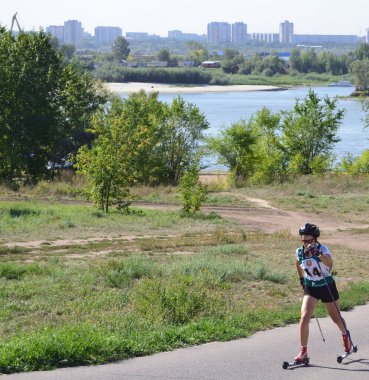 Omsk, Rusya - 4 Eylül 2021: Omsk kentindeki Sovyet Parkı 'nda yaz kayak yarışması Omsk Sprint