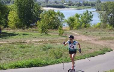 Omsk, Rusya - 4 Eylül 2021: Omsk kentindeki Sovyet Parkı 'nda yaz kayak yarışması Omsk Sprint