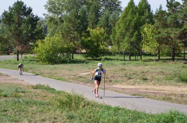 Omsk, Rusya - 4 Eylül 2021: Omsk kentindeki Sovyet Parkı 'nda yaz kayak yarışması Omsk Sprint