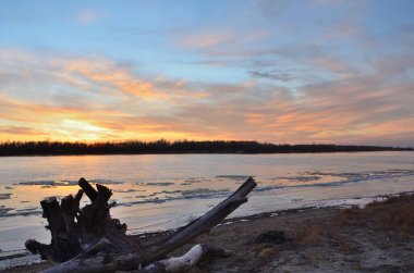 Akşamları Irtysh Nehri, Omsk Bölgesi, Sibirya, Rusya