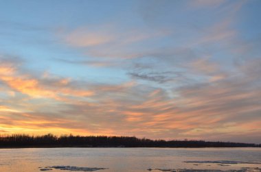 Akşamları Irtysh Nehri, Omsk Bölgesi, Sibirya, Rusya
