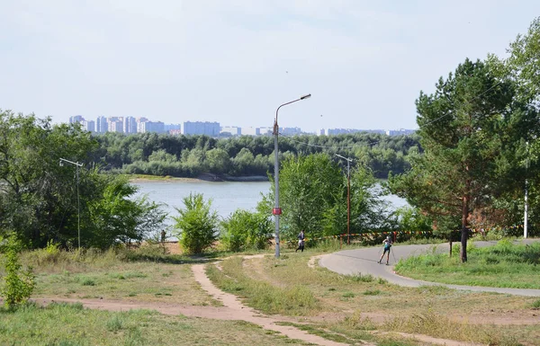 2021年9月4日 在俄罗斯鄂木斯克市的苏联公园举行夏季滑雪比赛 — 图库照片