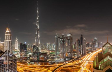 Dubai gece manzarası, şehir merkezi.