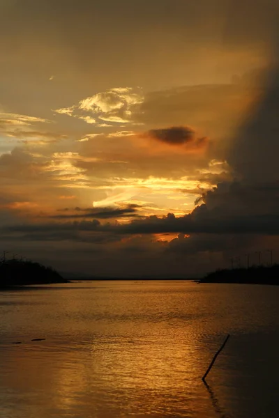 Színes Drámai Égbolt Felhőkkel Naplementekor Naplemente Tóban — Stock Fotó