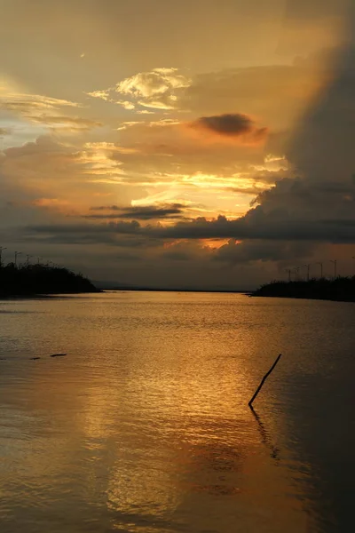 Kolorowe Dramatyczne Niebo Chmurami Zachodzie Słońca Zachód Słońca Jeziorze — Zdjęcie stockowe