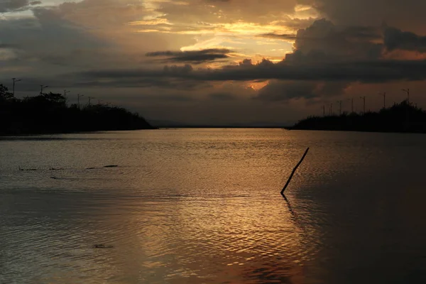 Красочное Драматическое Небо Облаками Закате Закат Озере — стоковое фото