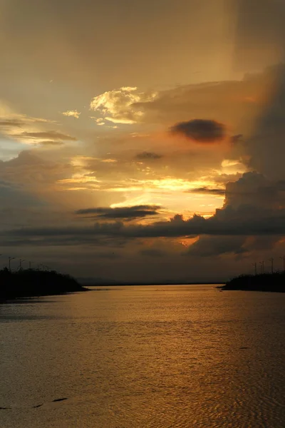 Színes Drámai Égbolt Felhőkkel Naplementekor Naplemente Tóban — Stock Fotó