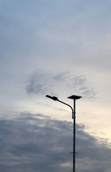 Sokak lambası. Bir köyde estetik sokak ışığı