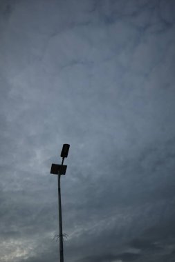 dramatik gökyüzü arkaplanı ile sokak ışığı izole