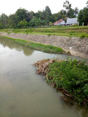 Nehir suyu, vurulan kuraklık yüzünden sığ olmaya başladı.