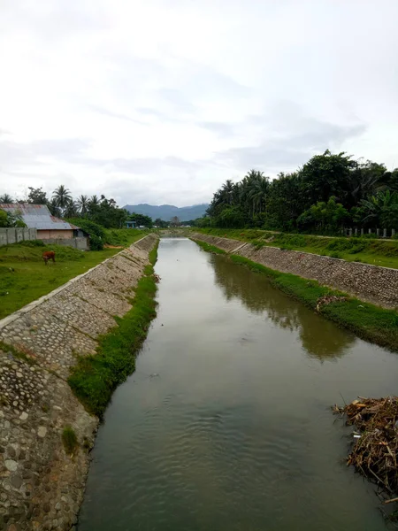 River Water Starting Become Shallow Due Drought Hit — Photo