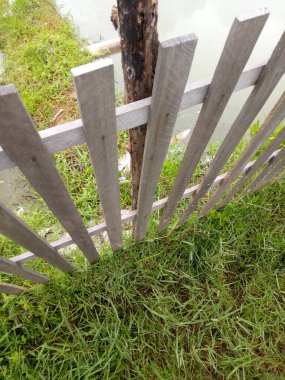 Ahşap çit ve yeşil çimen