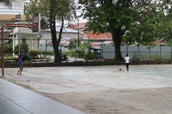 Gorontalo Indonesia June 2022 Children Practicing Soccer Basketball Court Day — Zdjęcie stockowe