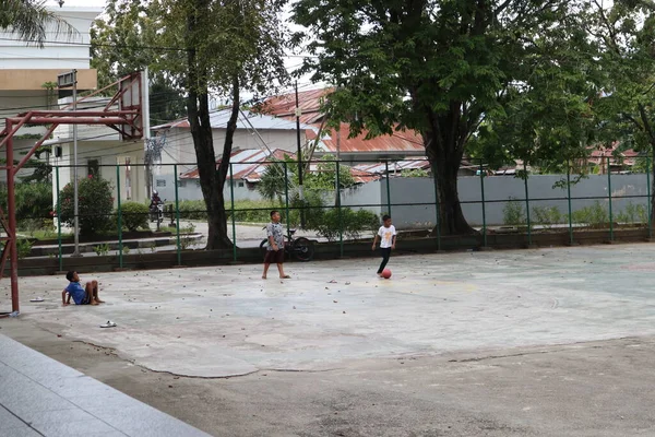 Gorontalo Indonesia June 2022 Children Practicing Soccer Basketball Court Day — 图库照片