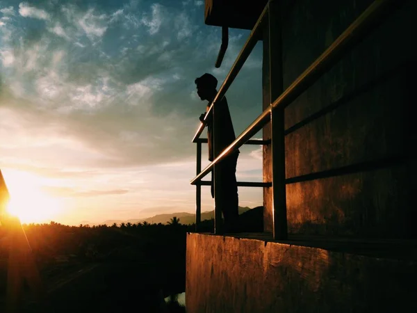 Silhouette Person Standing Bridge Enjoying Sunrise — Stock Photo, Image