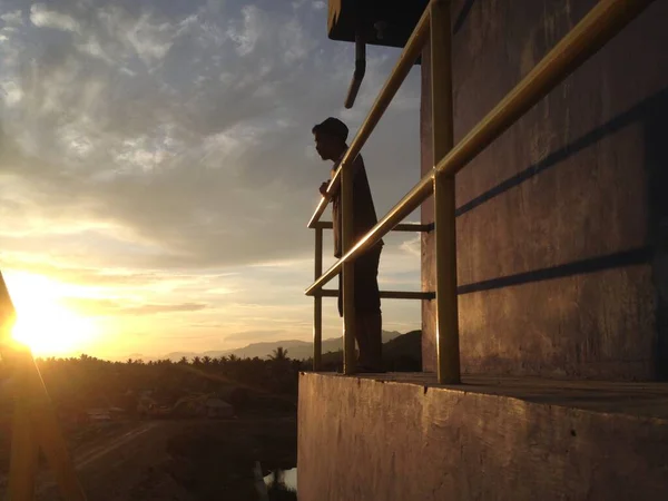 Silhouette Person Standing Bridge Enjoying Sunrise — 图库照片