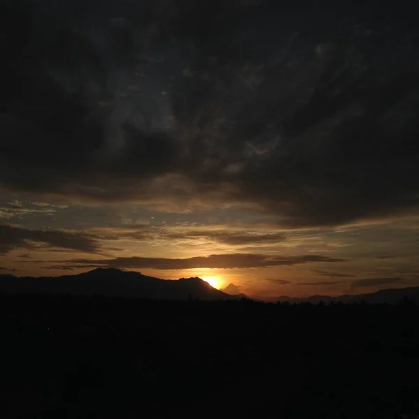 Красивий Захід Сонця Гірським Силуетом — стокове фото