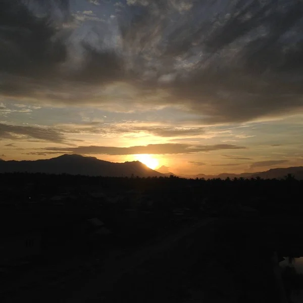 Красивий Захід Сонця Гірським Силуетом — стокове фото