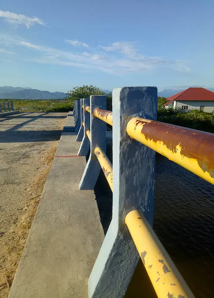 Pedestrian Bridge Connects Two Village Roads — Fotografia de Stock