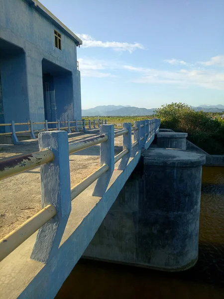 Pedestrian Bridge Connects Two Village Roads — 图库照片